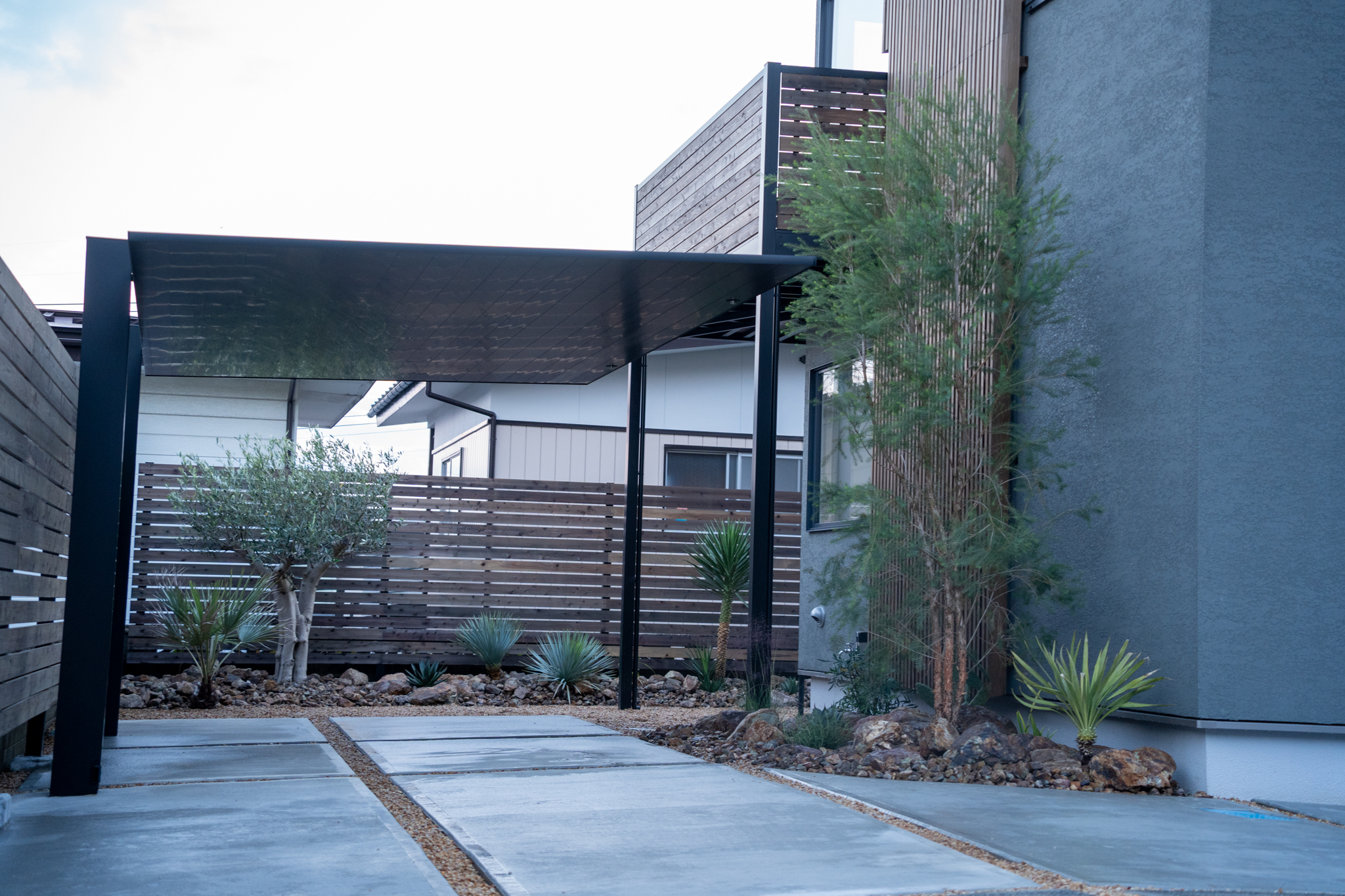 宮城県仙台市　カーポート前ドライガーデン植栽