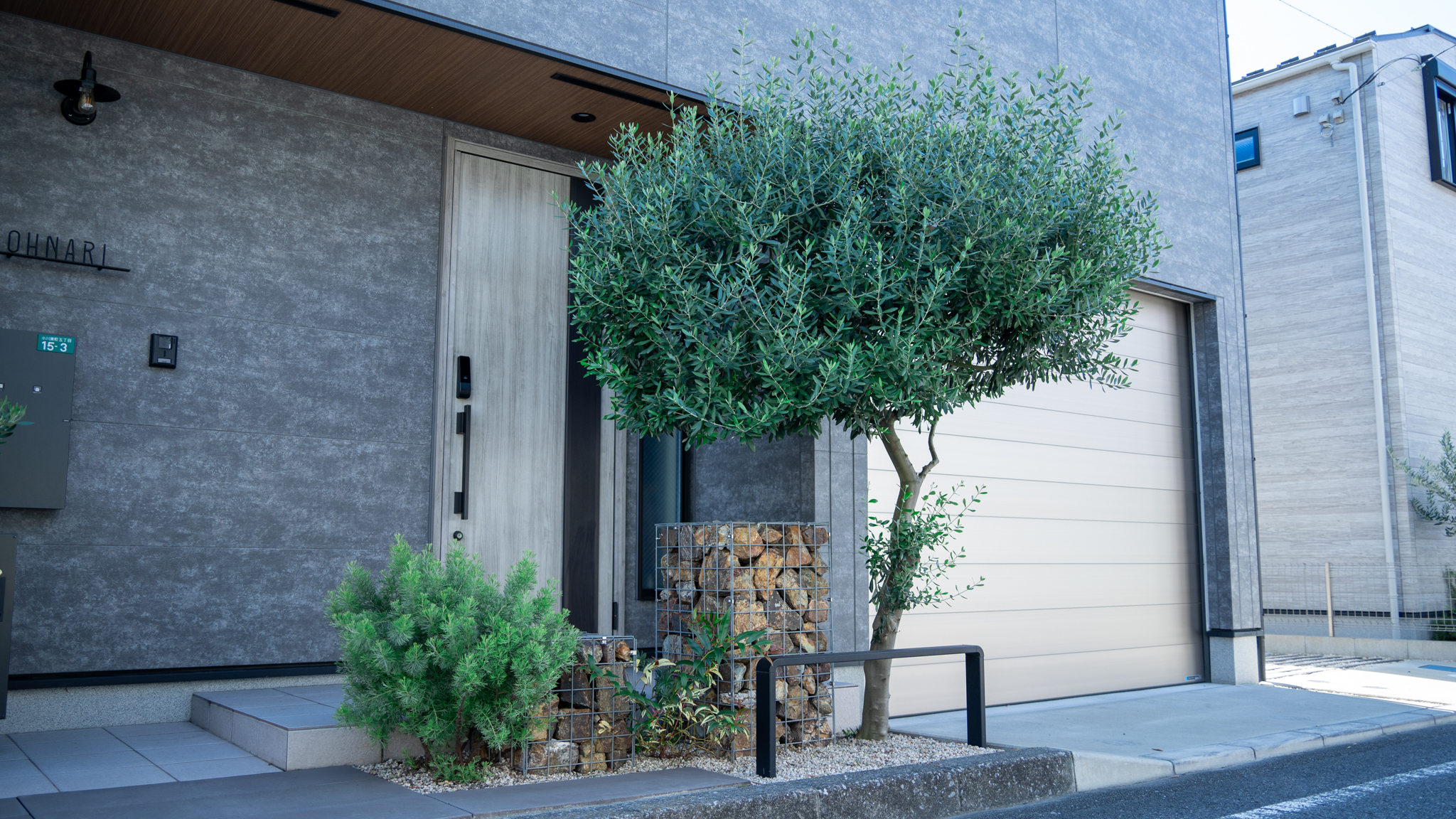 東京都小平市　玄関前オリーブ植栽デザイン