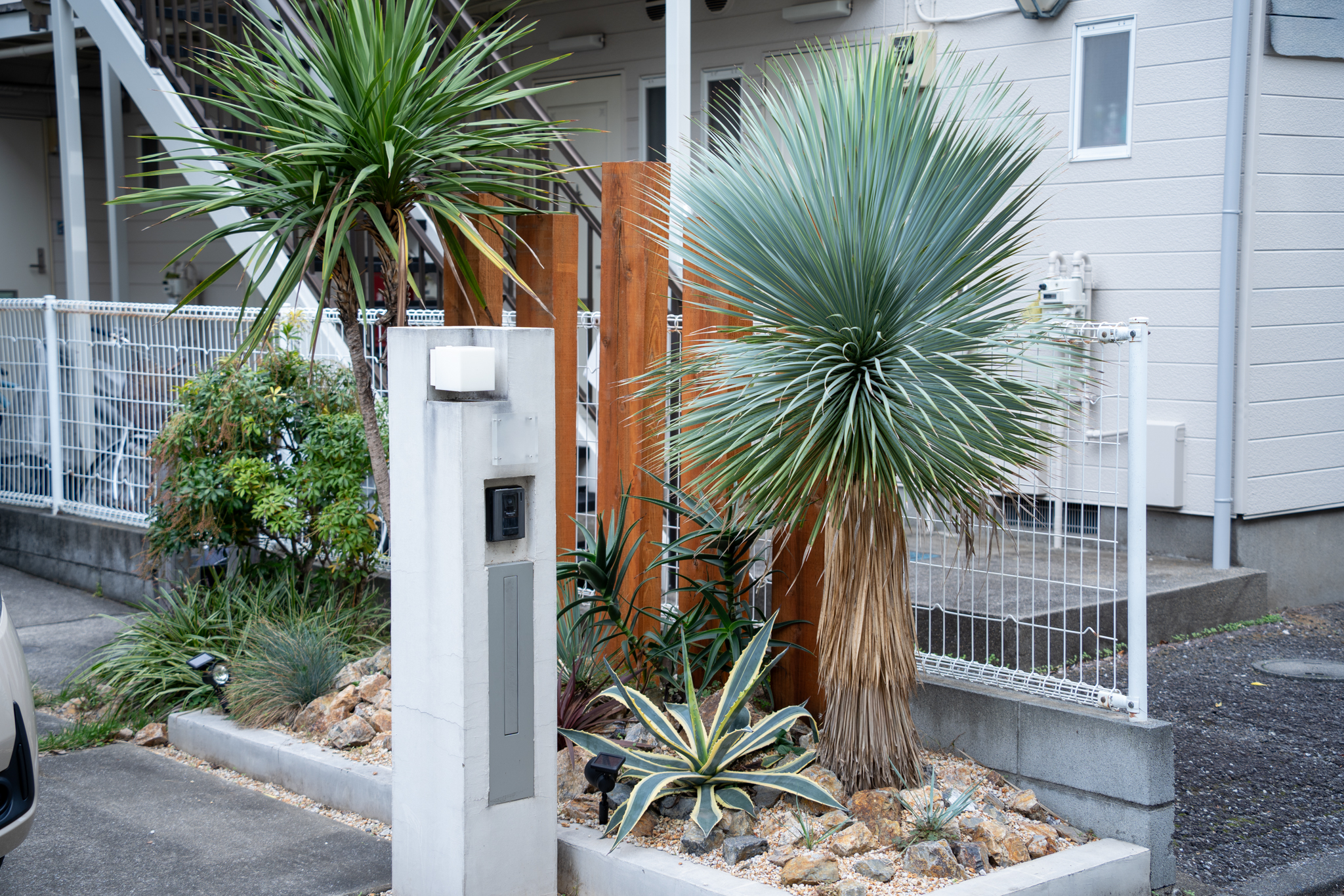 ドライガーデン＆枕木目隠し施工