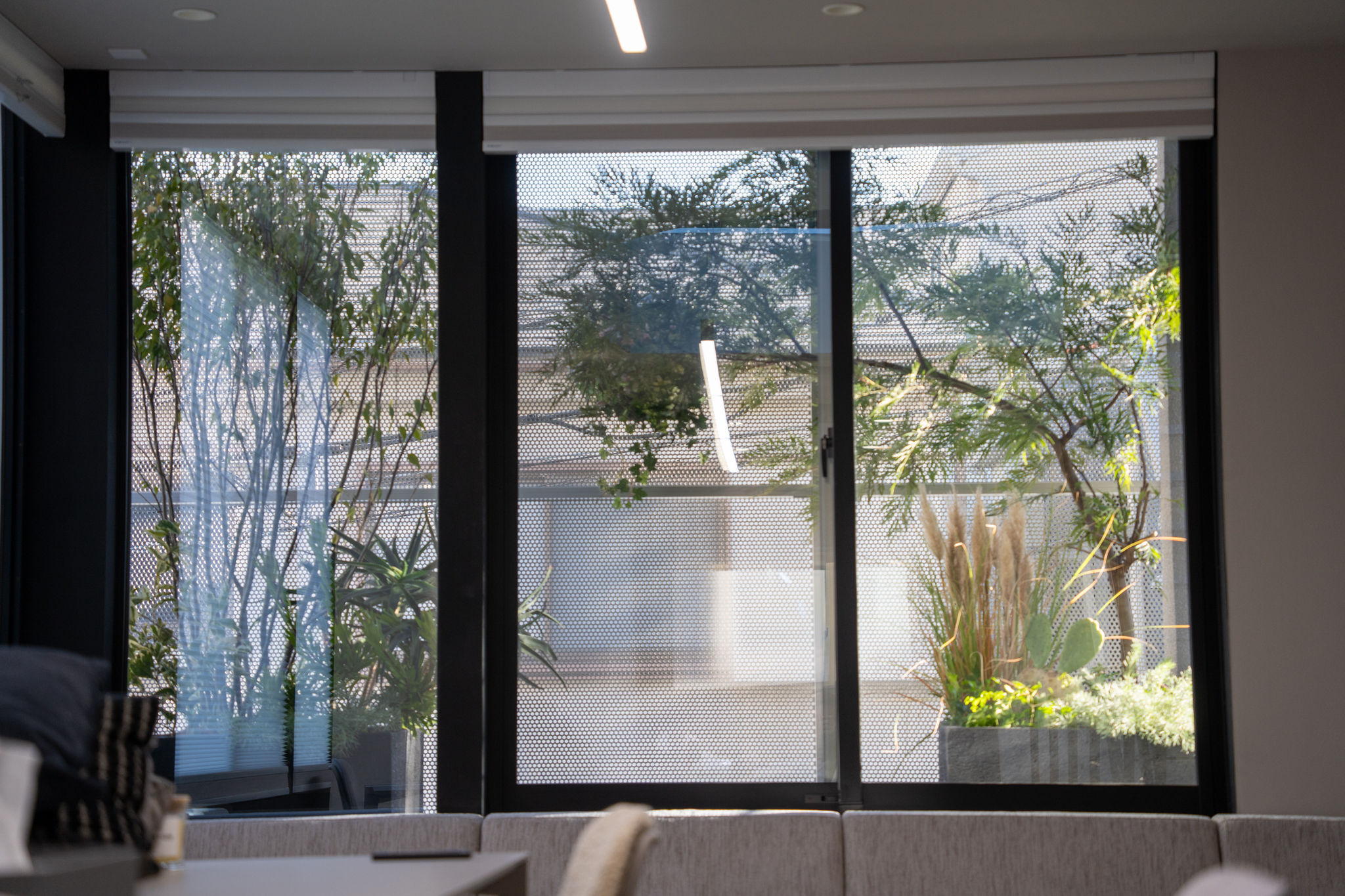 バルコニー植栽施工事例｜室内から楽しめる奥行きのあるグリーン空間