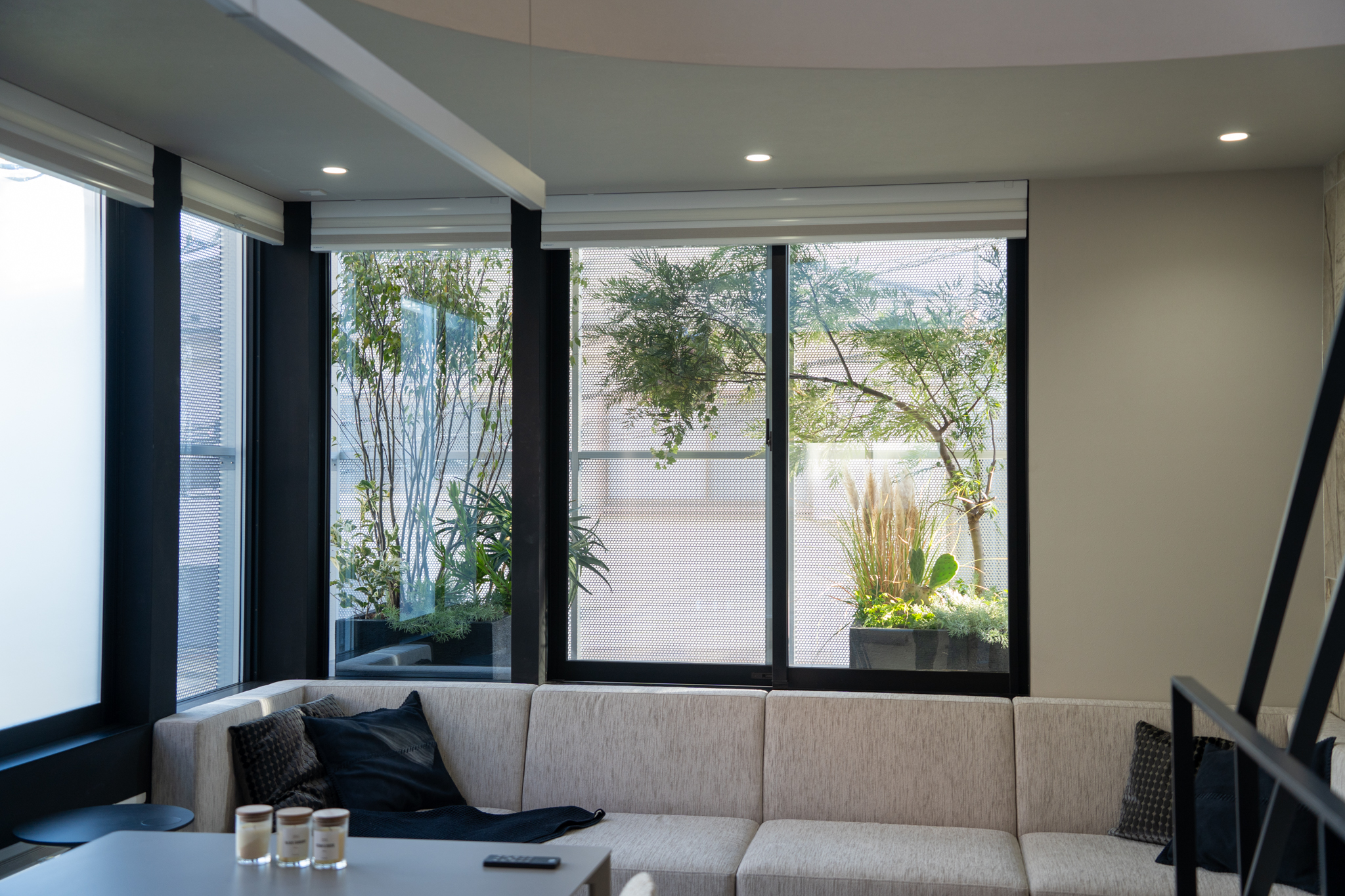 バルコニー植栽施工事例｜室内から楽しめる奥行きのあるグリーン空間