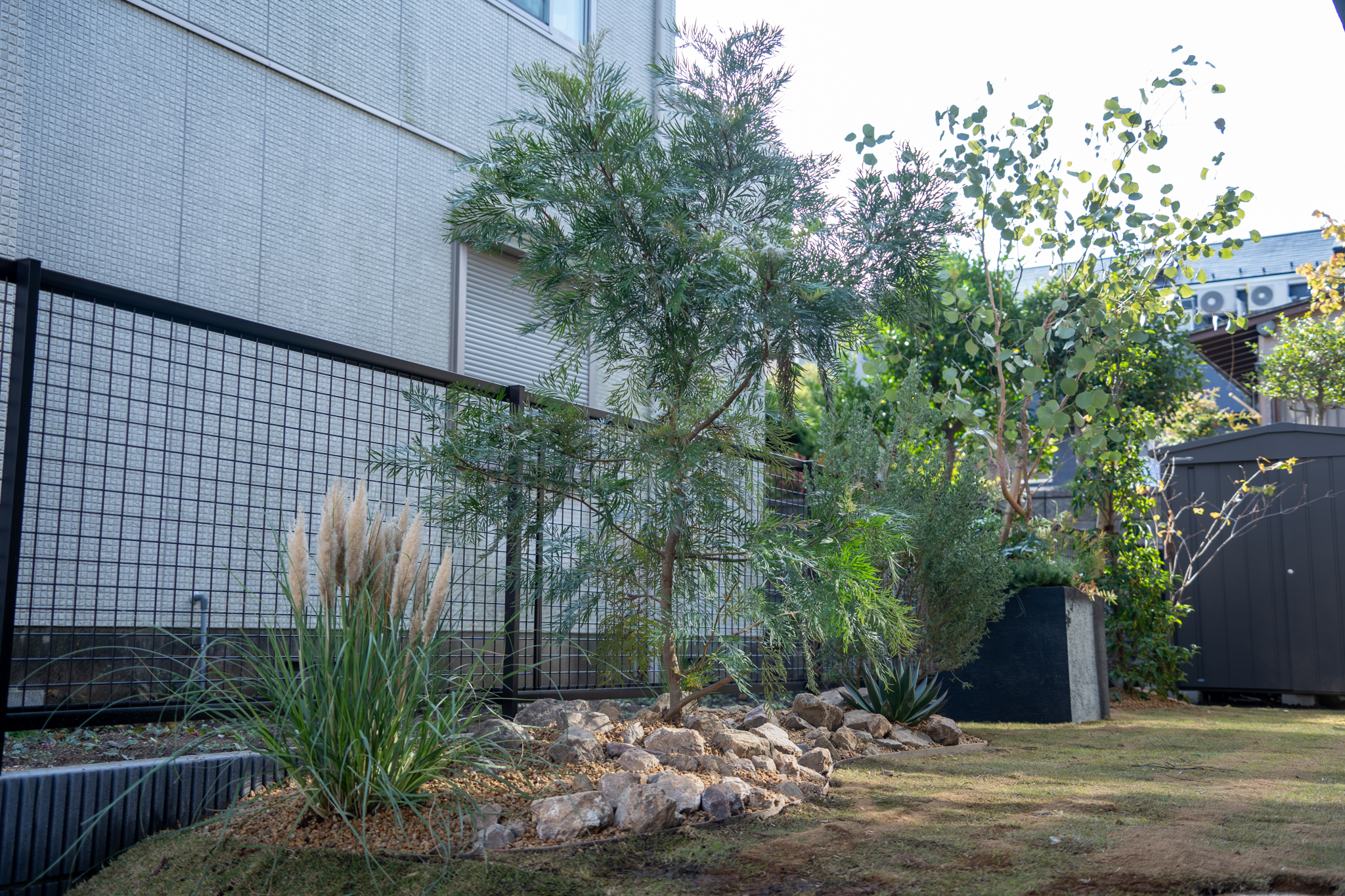 横浜市｜新築外構工事と植栽施工による庭づくり・法面デザイン施工事例